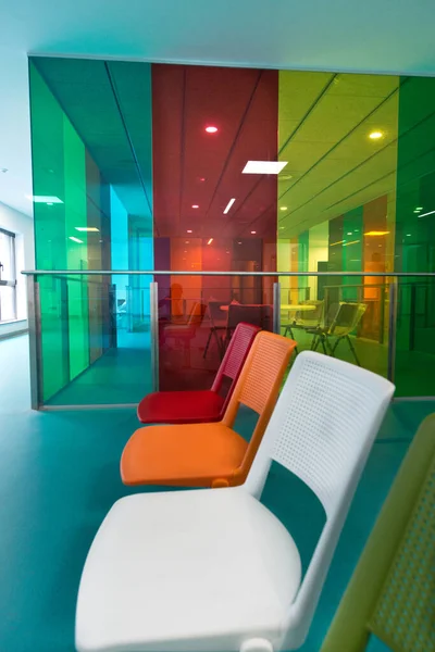 Fila Cadeiras Multicoloridas Brilhantes Localizadas Salão Espaçoso Edifício Escritórios Contemporâneo — Fotografia de Stock