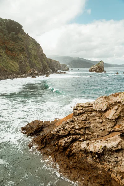 Bovenaanzicht Van Turquoise Zee Met Golven Die Tussen Natuurlijke Rotsachtige — Stockfoto