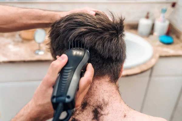 Male Hair Trimmer Cutting Hair Guy Contemporary Bathroom Home — Stock Photo, Image