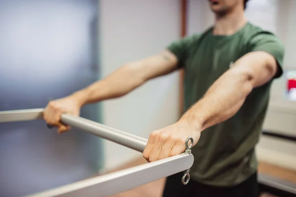 Nierozpoznawalny Sportowiec Odzieży Sportowej Wykonujący Ćwiczenia Reformatorem Pilates Podczas Treningu — Zdjęcie stockowe