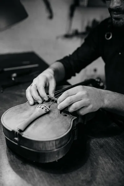 Cropped Unrecognizable Artisan Touching Strings Correctly Placing While Finishing Crafting — Stock Photo, Image