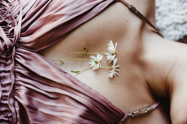 Pek Elbiseli Papatya Çiçekli Kadın Göğsü — Stok fotoğraf