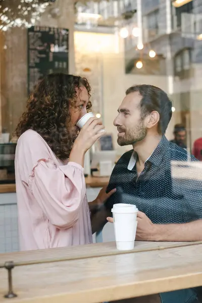 Side View Cheerful Couple Hugging Coffee Shop Drinking Hot Beverage — Stock Photo, Image