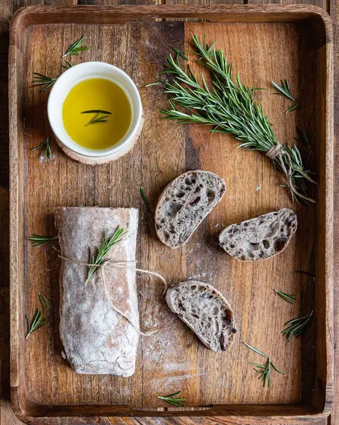 Vista Superior Delicioso Pão Ciabatta Italiano Servido Bandeja Madeira Com — Fotografia de Stock