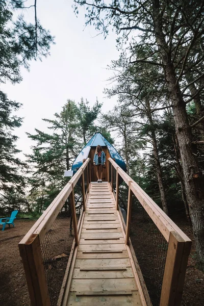 Low Angle Relaxed Female Camper Standing Wooden Platform Contemporary Camping — Stock Photo, Image