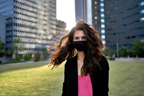 Γυναίκα Φορώντας Προστατευτική Μάσκα Στέκεται Στο Κέντρο Της Πόλης Κατά — Φωτογραφία Αρχείου