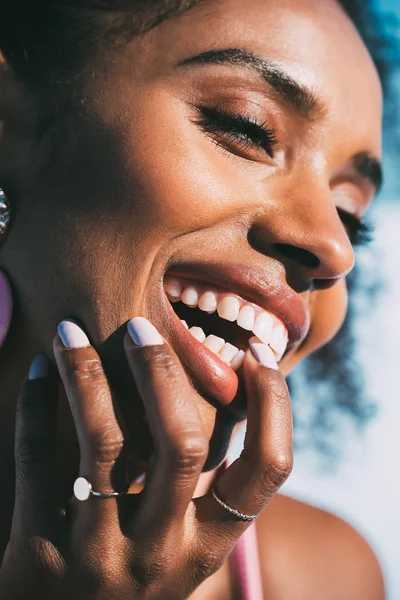 Hermosa mujer negra sonriendo con grandes pendientes - foto de stock