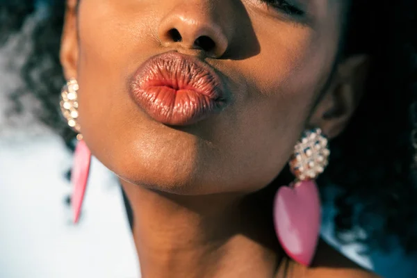 Hermosa mujer negra enviando un beso con labios - foto de stock