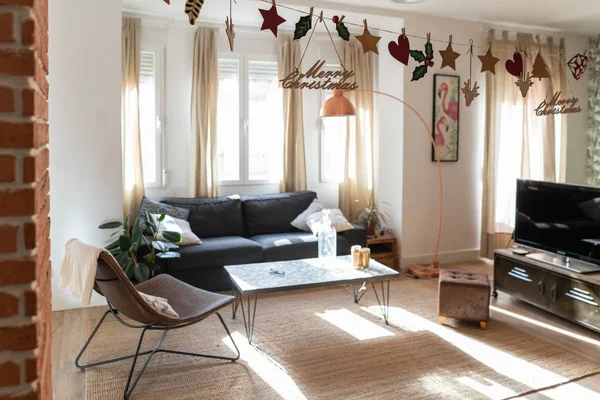 Chambre moderne lumineuse décorée pour Noël — Photo de stock