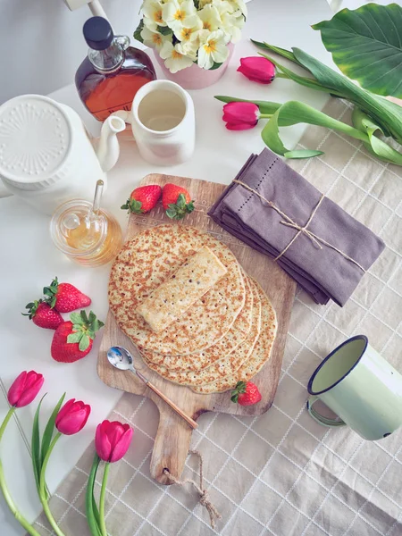 Petit Dejeuner Avec Crepes Et Fraises Sur Table De Cuisine Avec Fleurs Sain D En Haut Stock Photo Petit Dejeuner Avec Crepes Et Fraises Sur Table De Cuisine Avec Fleurs Sain D En Haut Stock Photo