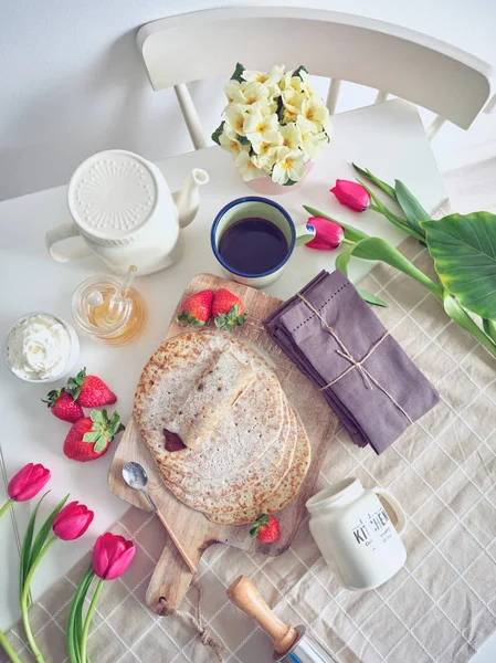 Petit Dejeuner Avec Crepes Et Fraises Sur Table De Cuisine Avec Fleurs Boisson Pile Stock Photo Petit Dejeuner Avec Crepes Et Fraises Sur Table De Cuisine Avec Fleurs Boisson Pile Stock Photo