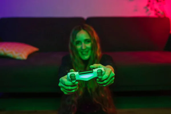 Вид на жіночу долоню, що грає у відеоігри під час блокування Corona. — стокове фото