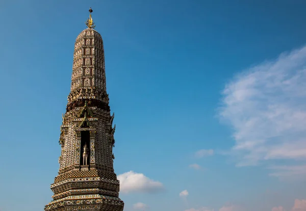 Wat Arun, Tayland, Bangkok 'taki Chao Phraya nehri yakınlarındaki meşhur şehir simgesi.