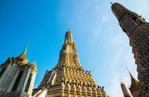 Wat Arun, Tayland, Bangkok 'taki Chao Phraya nehri yakınlarındaki meşhur şehir simgesi.