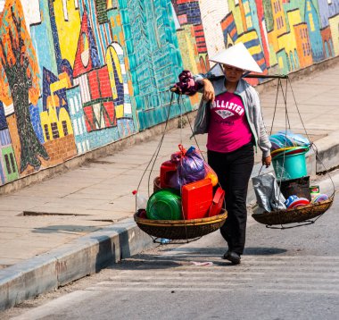  Vietnam 'ın başkenti Hanoi' de sokak satıcısı.