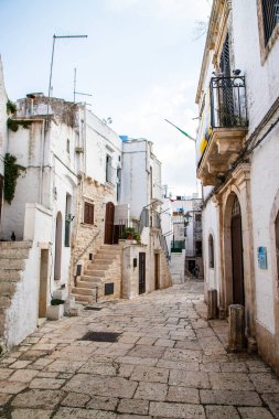 Güney İtalya 'nın güzel küçük bir kasabası olan Cisternino, Apulia' da tipik bir sokak.