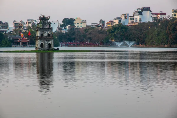 Hoan Kiem Gölü ve Huc Köprüsü (kırmızı köprü), Hanoi, Vietnam