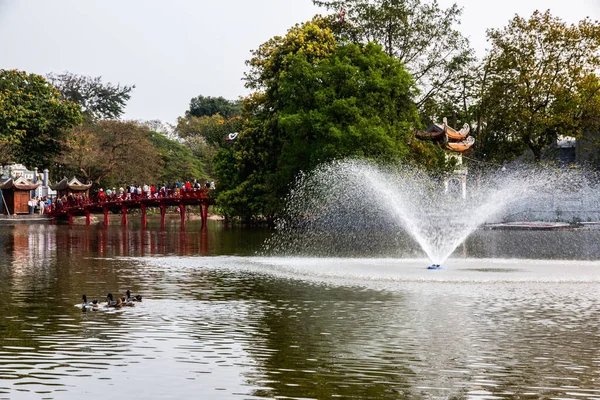 Hoan Kiem Gölü ve Huc Köprüsü (kırmızı köprü), Hanoi, Vietnam
