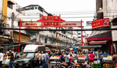  Bangkok, Tayland 'daki Çin Mahallesi' nin ana caddesi Yaowarat yolunda günlük trafik