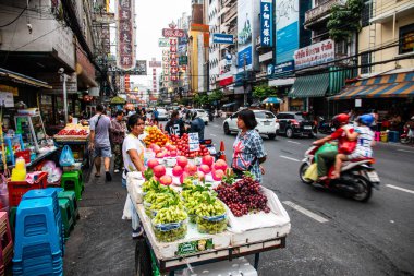  Bangkok, Tayland 'daki Çin Mahallesi' nin ana caddesi Yaowarat yolunda günlük trafik
