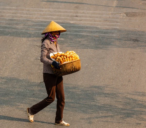  Kızarmış sebze satıcısı, Hanoi, Vietnam