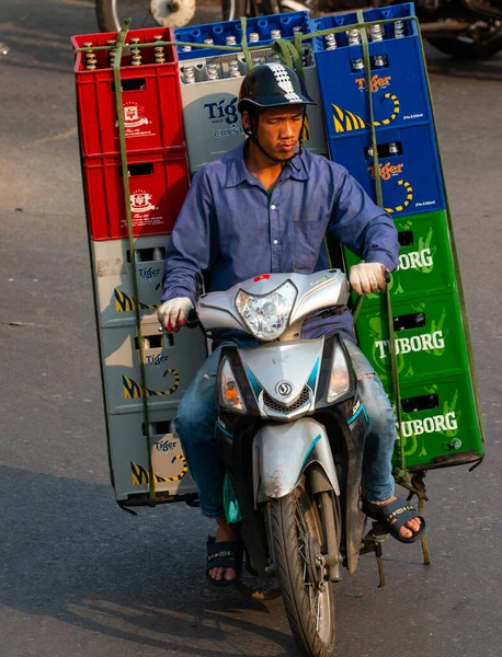  Motosiklet süren ve bir sürü paket taşıyan Vietnamlılar. Bu tipik bir Vietnam taşımacılığı. Motosikleti ya da scooter 'ı var. Vietnam.
