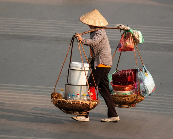 Sokak satıcısı, Hanoi, Vietnam