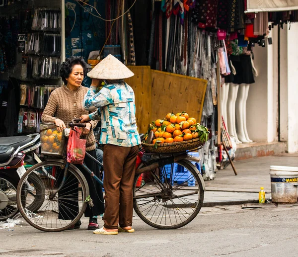  Meyve sokak satıcısı, Hanoi, Vietnam