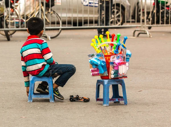  Çocuk, Hanoi Meydanı, Vietnam 'da oyuncak satıyor.