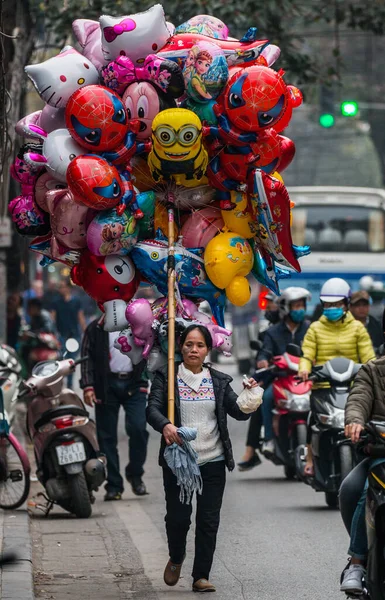  Siyah balonlar sokak satıcısı, Hanoi, Vietnam