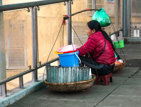  Sokak satıcısı, Hanoi, Vietnam