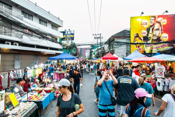  Pazar günü Chiang Mai 'de bir turist. Tayland' da sokak pazarında yürüyor.