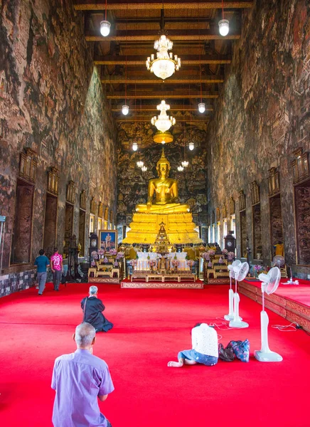 İnsanlar Wat Suit Düzenleme Salonunda dua ediyorlar Thepphawararam, Bangkok, Tayland