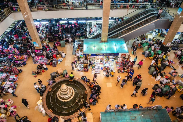  İnsanlar Dong Xuan Market, Hanoi, Vietnam 'dan alışveriş yapıyor.