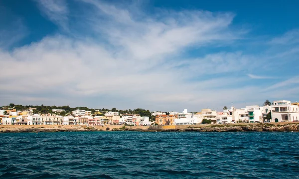  İyon Denizi yakınlarındaki Santa Maria al Bagno köyünün panoramik manzarası, Apulia, Salento, İtalya