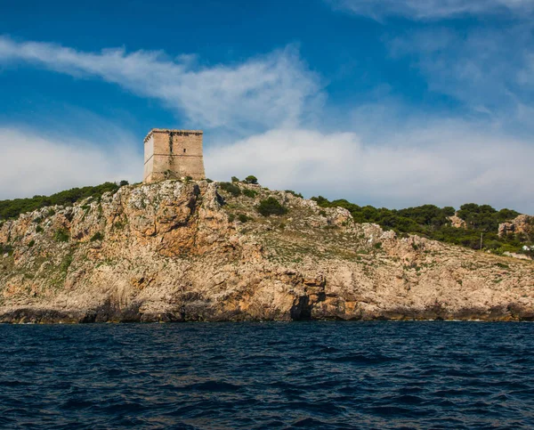 Santa Caterina yakınlarındaki gözetleme kulesi (Torre dell 'Alto), Güney İtalya