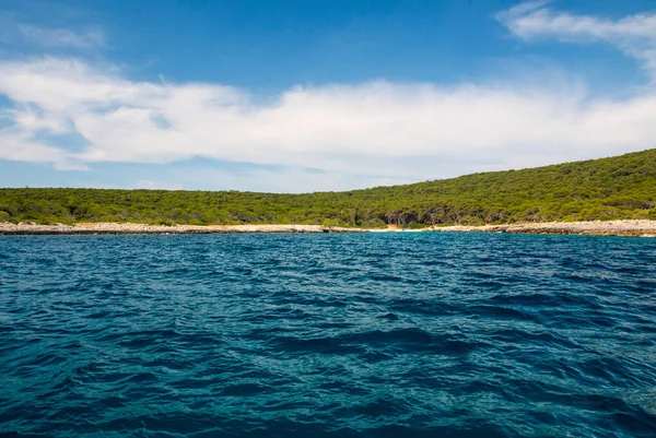 Porto Selvaggio, iyon denizi yakınında güzel bir turistik yer, Güney İtalya, Salento.