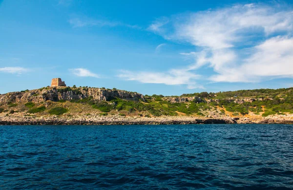 İyon Denizi yakınlarındaki Gözcü Kulesi (Porto Selvaggio 'daki Uluzzo Kulesi) Apulia, Salento, İtalya