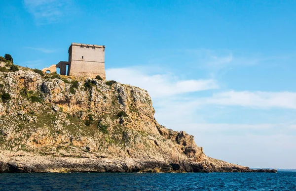 Santa Caterina yakınlarındaki gözetleme kulesi (Torre dell 'Alto), Güney İtalya