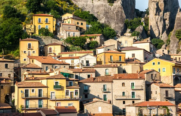 İtalya 'nın güneyindeki Basilicata bölgesindeki Potenza ili, appenini dağlarındaki tipik İtalyan köyü Castelmezzano' nun panoramik manzarası.