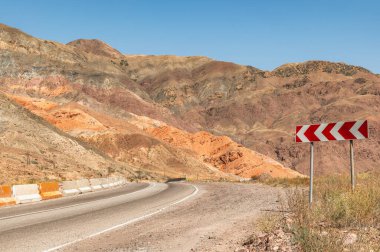 Kırgızistan 'daki Patlama Boğazı' nda Paved Yolu. Renkli kil tepelerden geçen bir dağ yolu..