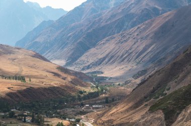 Kırgızistan 'da dağ geçidi, dağlarda sonbahar.