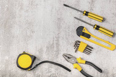 Ahşap çerçeve, boş siyah maket ve beton zeminde inşaat aletleri. İşçi Bayramı, 1 Mayıs, Babalar Günü kutlamaları konsepti..