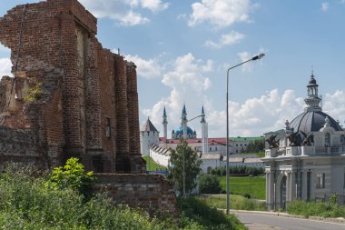 Kazan, Rusya - 2 Ağustos 2025: Manastır duvarının yıkıntıları.