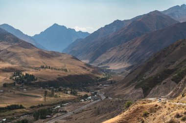 Kırgızistan 'daki Issyk-Ata Nehri' nin dağ geçidi, dağlarda sonbahar..