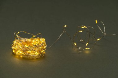 Noel ya da yeni yıl arkaplanı. Zeytin arka planında parıldayan bir çelenk..