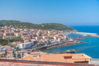 Sakin bir limana bakan renkli evleri olan büyüleyici Akdeniz kasabası. Sahilde yaşamanın özünü yakalayan manzara, yemyeşil tepeler ve gök mavisi sularla süslenir..