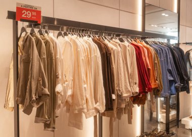 Giyim mağazasında gömlek, ceket ve kazak koleksiyonu. Perakende, moda ve tüketici yaşam tarzı için mükemmel.