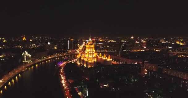 Éjszakai légifelvételek. Moscow City. Nézd meg felülről. Nagyvárosi fények. Éjszakai panorámás lövés a tavasszal. Nyári — Stock videók