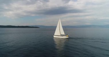 Aero yat açık denizde çekim. Ağır çekim. 50fps